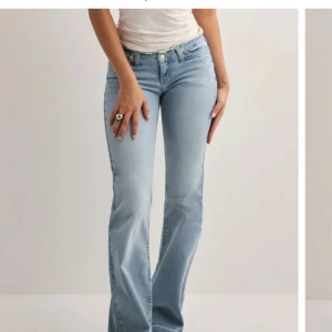 Ljusblå bootcut jeans - Sprillans nya jeans med prislapp kvar från nelly. Förstora så säljer dom här. Snygga ljusblå jeans med bootcut passform. Jeansen har låg midja och är tillverkade i mjukt denimtyg. Köpta för 700kr så pris kan diskuteras.