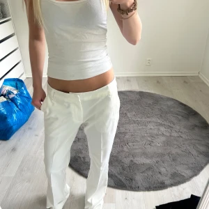 Vita kostymbyxor med rak passform - Storlek 38 prislapp på💕