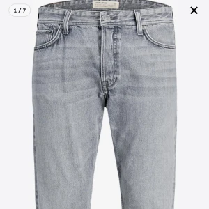 Gråa straight jeans Jack & Jones - Snygga gråa jeans från Jack & Jones med klassisk femficksmodell och raka ben. Jeansen har en ljus tvättad look och normal passform, perfekta till sneakers. Materialet är mjukt denim i bomull.