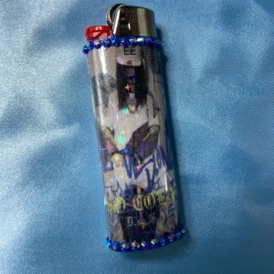 BLADEE - cold visions - lighter - ⭐️ 1st Refillable BIC MAXI LIGHTER med gtbsbe inspirerad wrap⭐️ ✨Tillsammans med lightern kommer random foto, drain stickers och freebies! (klistermärken + godis) ✨