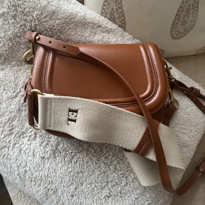 Zara Väska  - Slutsåld Zara väska, ca 26 cm bred! Aldrig använd 🌸