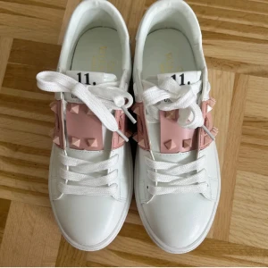 Valentino Garavani Rockstud sneakers - Lånade bilder!!! Säljer dessa rosa valentino garavani skorna som jag köpte här på plick då dom var för små. De var helt nya när jag fick dom och jag har använt dom fåtal gånger. Skriv för frågor och egna bilder!!💕💕
