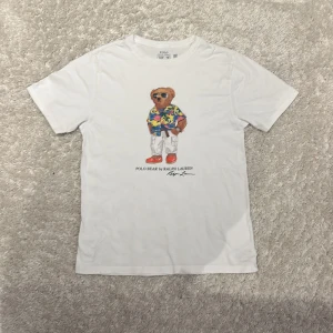 Vit Polo Bear t-shirt från Ralph Lauren - Tja, säljer denna vita polo Bear tisha från Ralph Lauren. Den är i fint skick och i stl XS, den har inga defekter. Skriv till mig om ni har fler frågor 😁