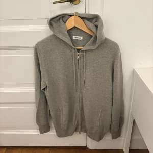 Soft Goat Kashmir Zip Hoodie - Nypris: 3000 kr Extremt bra skick! (Endast använd enstaka gånger) Storlek: M (kan eventuellt passa S) 100% Kashmir Färg: Greige 