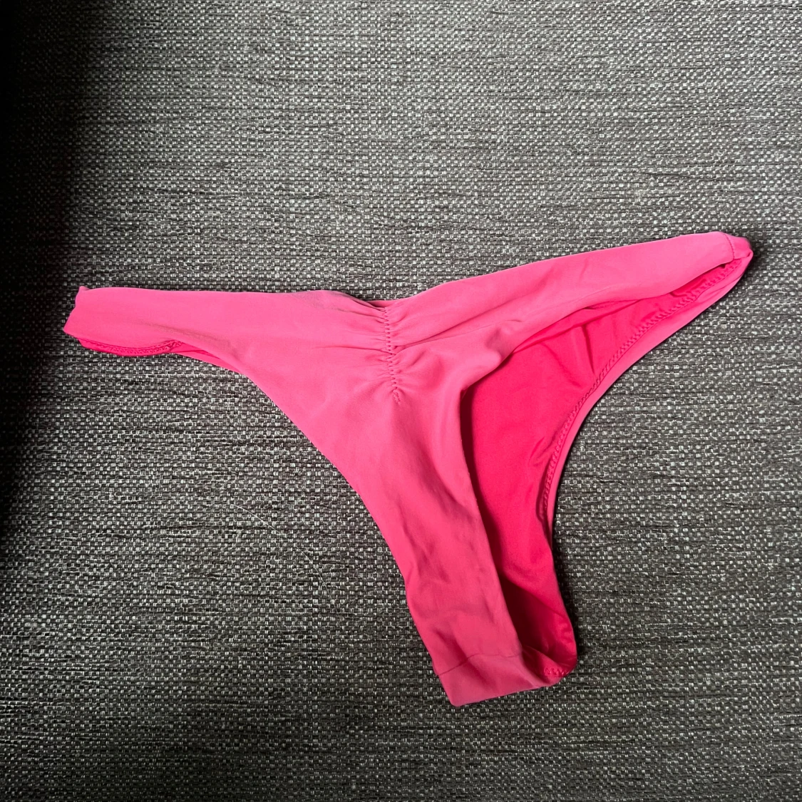 Rosa bikiniunderdel med scrunch - 1