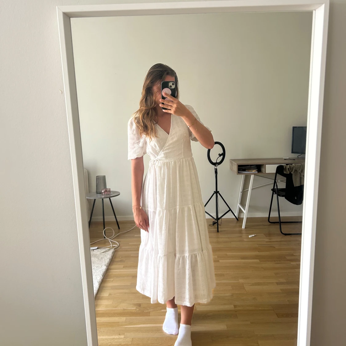 Vit omlottklänning med volang - 4