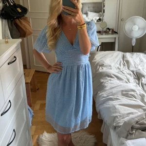 Ljusblå kortklänning med puffärm - Supersöt ljusblå kortklänning med v-ringning och puffiga korta ärmar.💞 stolek M men passar även mig som i vanliga fall bär s-xs.