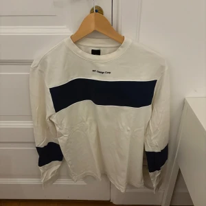 4 Blandade Tröjor/Hoodies (XS-S) - Bra skick på alla!                                                             Paketpris: 199 kr vid köp av alla, annars 99 kr per plagg
