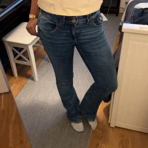 Blåa jeans - Lågmidjade blåa jeans som inte är så använda. Passar mig som är 168! 💕