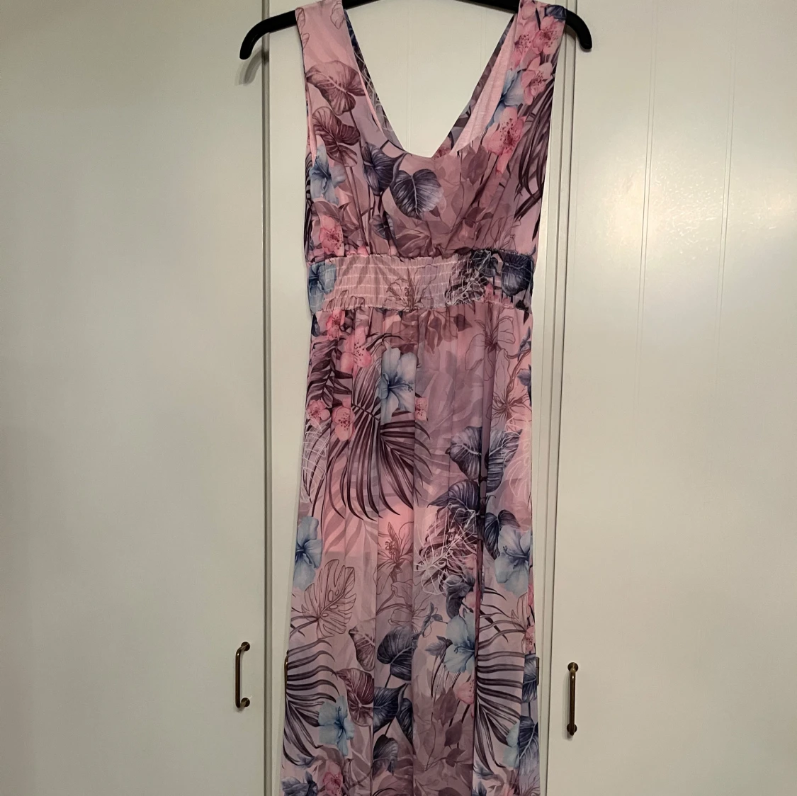 Lång blommig klänning i pastell - 2