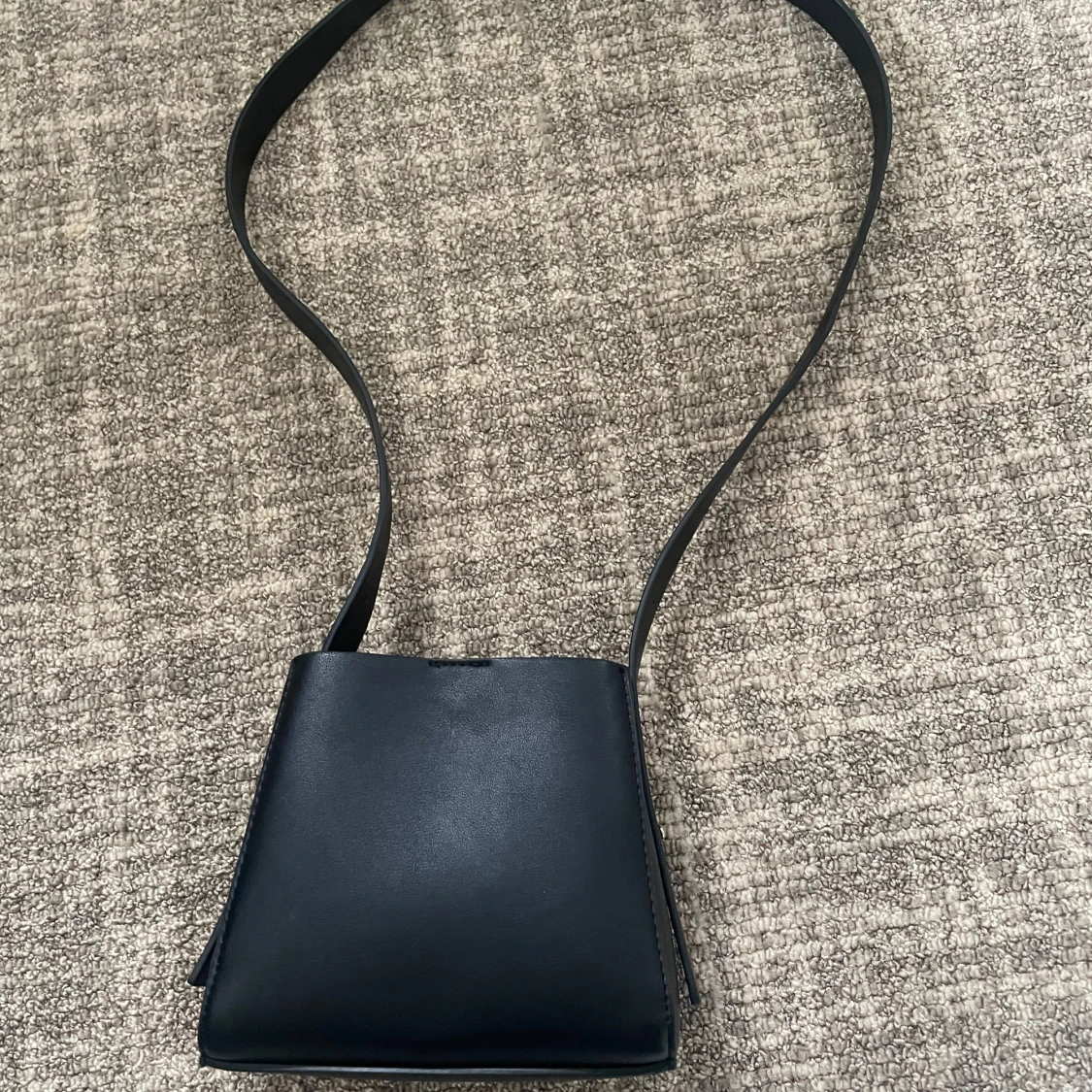 Svart axelväska