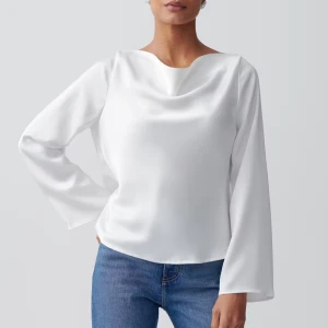 Vit satintopp med öppen rygg - Säljer en vit satintopp från Gina 🤍 Toppen har öppen rygg med knytband i nacken som ger en extra detalj. Jätte fin passar till det mesta! Använd 1 gång bara!🤍