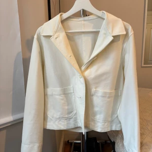 Vit overshirt från Uniqlo i S - Stilren vit overshirt från Uniqlo som knappt är använd. 