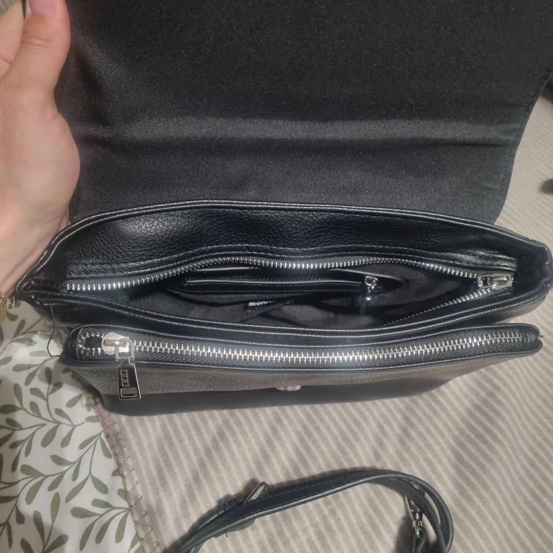 Svart axelväska med dragkedjor - 2