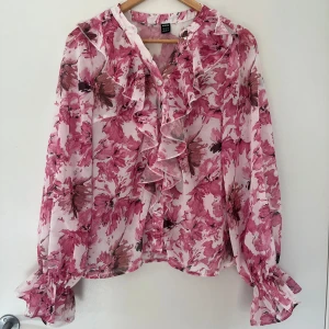 Blommig blus med volang - Blommig blus med volang