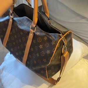 Brun väska - Brun weekend bag, fräsch och fin. Köpt utomlands!