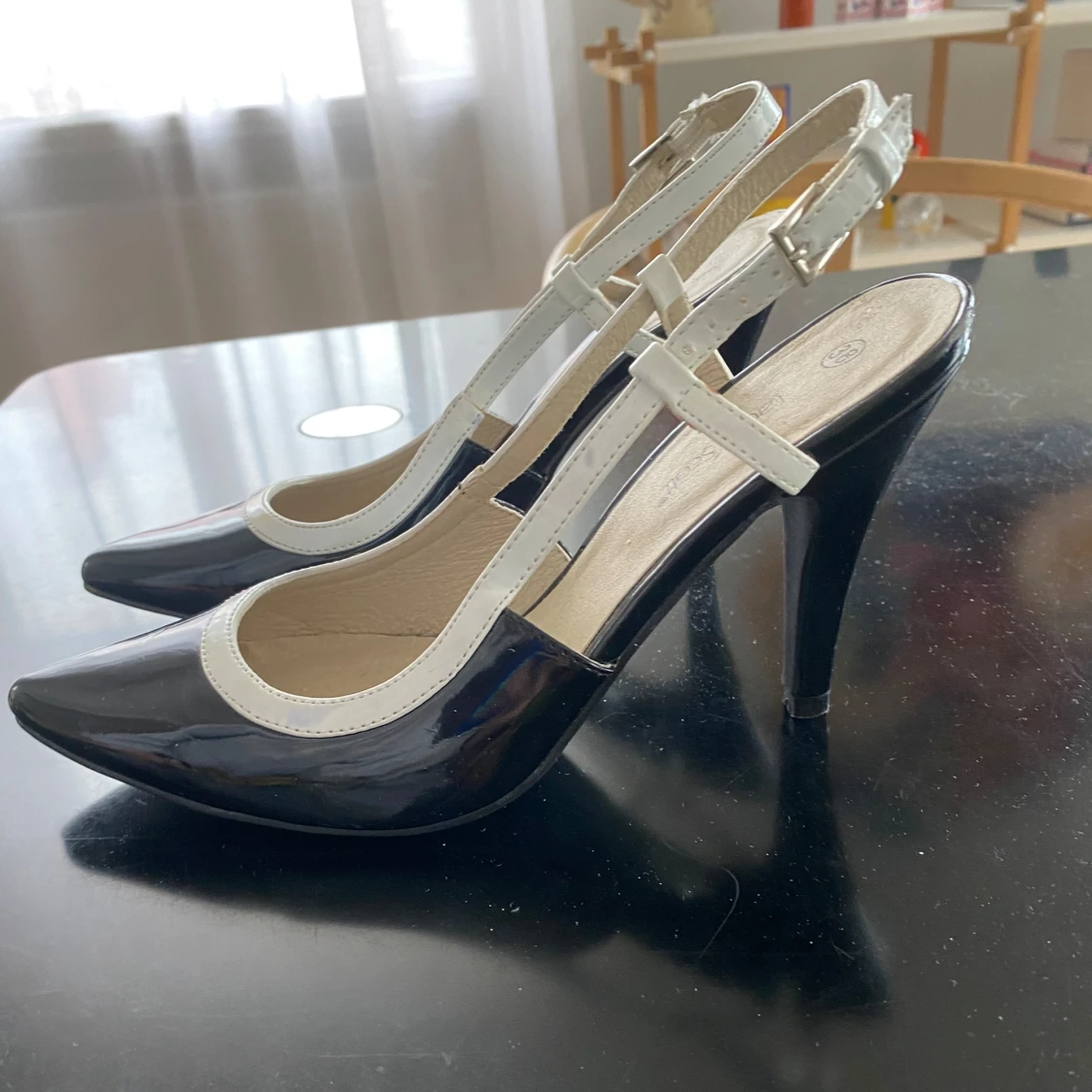 Svart- vita kitten-heels från Laura Scott - 1