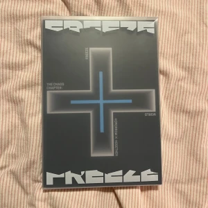 TXT freeze album - Allt i bilderna + stor ot5 poster jag glömde fota!  Som syns i bilderna finns det en fläck från tejp på taehyun postern, och själva lådan(?) allt kommer i är lite trasig💞 Cd har spelats 