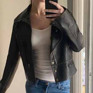 Brun skinnjacka från Amisu, stl 36 - Snygg brun skinnjacka från Amisu i klassisk bikerstil. Lite kortare i längden. Typ aldrig använd!