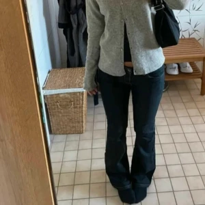 Mörkblå bootcut jeans - Säljer ett par mörkblå jeans med bootcut-modell. Jeansen har klassisk femficksdesign, normal passform och är tillverkade i ett stretchigt denimtyg som sitter snyggt över höfterna och släpper ut vid benen. Perfekta för dig som gillar en retro vibe.