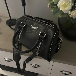 SUNNY BAG ZADIG - Nypris: ca 5000 kr, Köpt på Plick: 3000 kr, Skick: Inga skador, Dustbag: Nej, Onlinekvitto: Ja, 💗kom gärna med rimliga prisförslag💗
