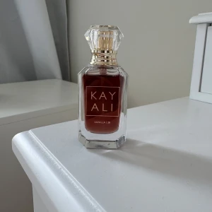 Kayali Vanilla | 28 Parfym - Säljer denna Kayali Vanilla | 28 då den aldrig har används. Luktar otroligt gott och mycket vanilj. 10ml❤️