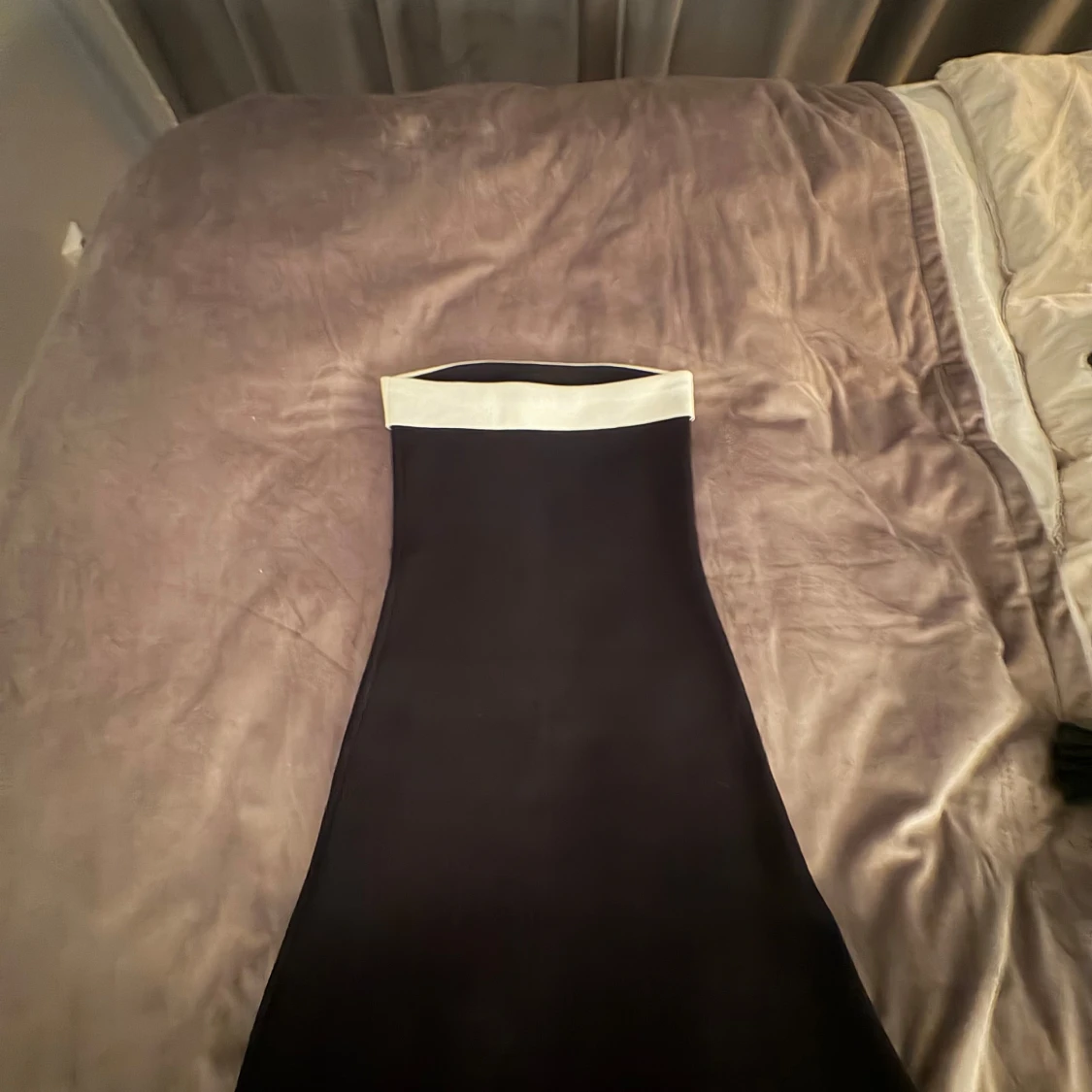 Svart långklänning med vit kant - 1