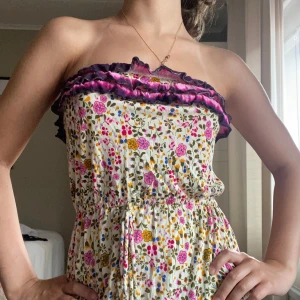 Blommig klänning - Supersöt bandeau klänning som är perfekt till stranden! 🩷