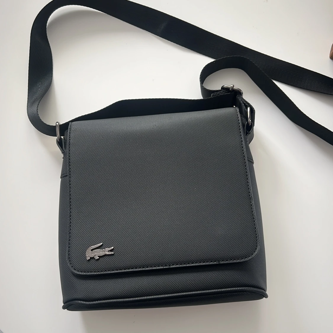 Lacoste axelremsväska