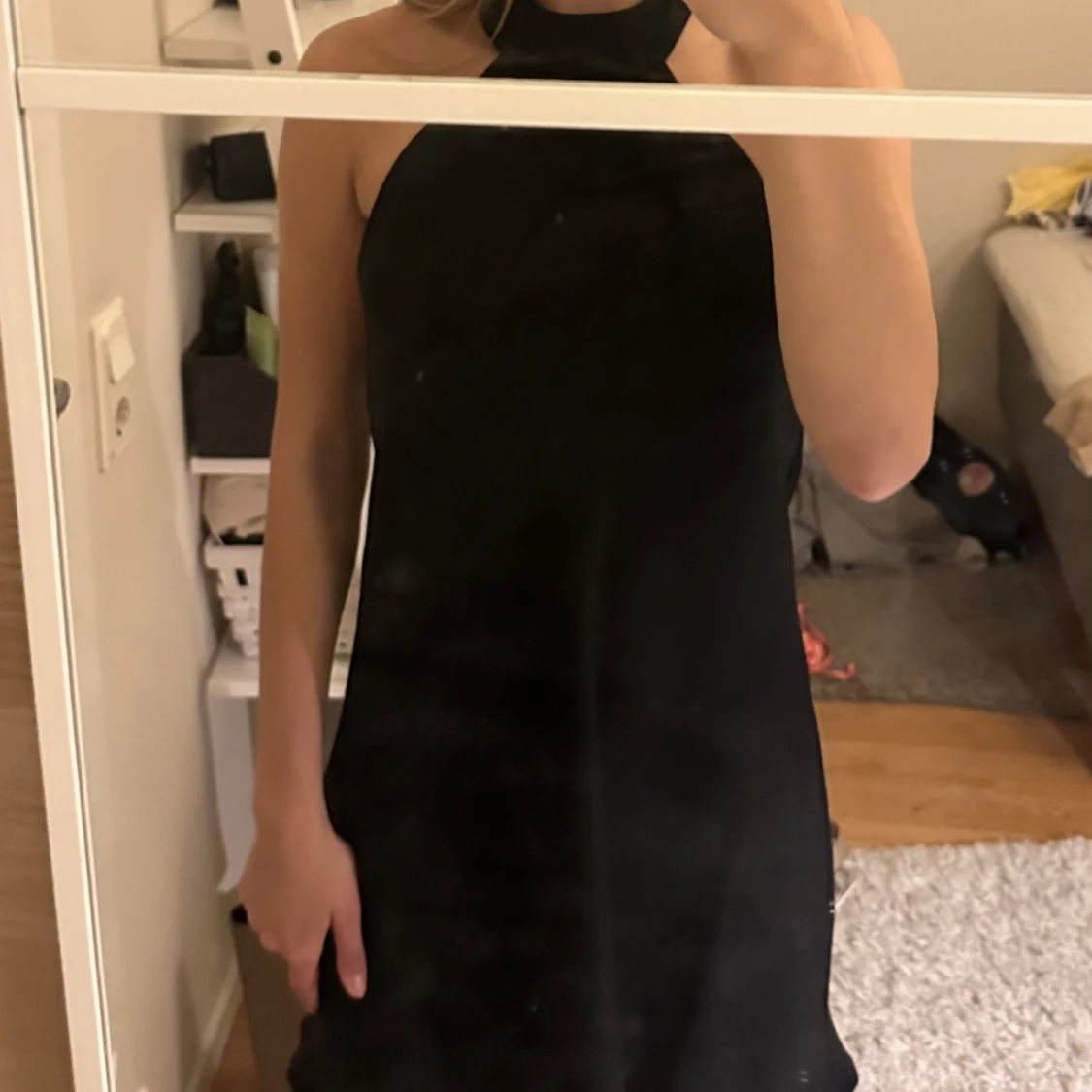 Svart kort klänning med öppen rygg