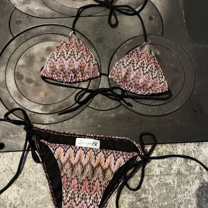 Mönstrad bikini från Design by Si  - En superfin bikini från Design by Si! Säljer eftersom den inte passade så är helt oanvänd. Storlek M men är ganska liten i storlek🥰De två sista bilderna är lånade