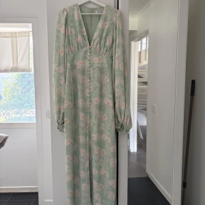 Adoore klänning - Jätte fin ADOORE Pastino dress i pastel green. Säljer då den är för stor för mig😊 aldrig använd, alla lappar och påsen kvar✨