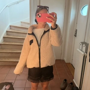Söt teddyjacka🙏🍁🤎 - Jättefin beige teddyjacka perfekt för hösten och kyligare sommarkvällar🥹🥹 I storlek Xs men ganska stor i storleken!!                                         Säljer pga jag behöver pengarna tyvärr :( 