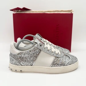 VALENTINO FLYCREW SNEAKERS - Valentino flycrew sneakers - Skick: 9,8/10, alla nitar är kvar - Tillbehör: Box- Storlek 37 - Nypris ca 7700kr - går ej att få tag på - Deluxecloset
