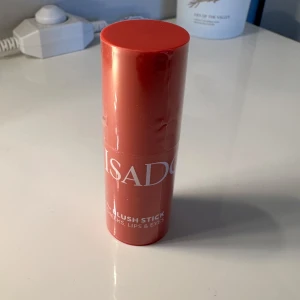 Isadora Blush Stick Coral Rose - Krämig blush stick från Isadora i färgen 44 Coral Rose. Perfekt för kinder, läppar och ögon. Kommer i en snygg cylinderformad förpackning i korallrosa plast. Enkel att applicera och smälter fint in i huden för en fräsch look.