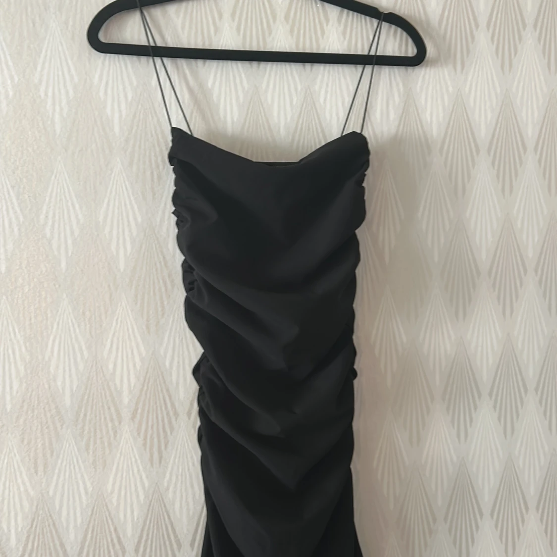 Svart långklänning med tunna axelband - 1