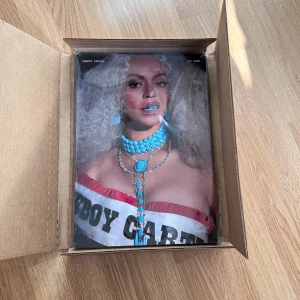 Limited edition Beyoncé- Cowboy Carter Art Book - Helt ny oöppnad Cowboy Carter Art Book – en visuell bok fylld med 136 färgstarka bilder, inspirerade av Cowboy Carter Albumet. Skickas i originalförpackningen som visas på bilden. Säljs exklusivt på Beyonce.com för 1100 Sek (inkl frakt)  OBS går inte ner med priset något mer Kan bytas med Beyonce grejer!
