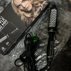 Björn Axén Magic Style Brush 30 mm - En svart och silverfärgad Magic Style Brush från Björn Axén Tools, 30 mm rundborste med keramisk yta och integrerat värmesystem. Perfekt för att skapa volym och snygga lockar. Den är helt ny, bara tagit upp och kollat på den💕