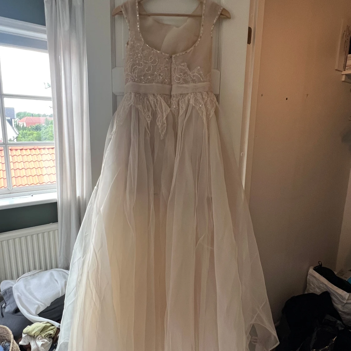 Champagnefärgad långklänning med spets