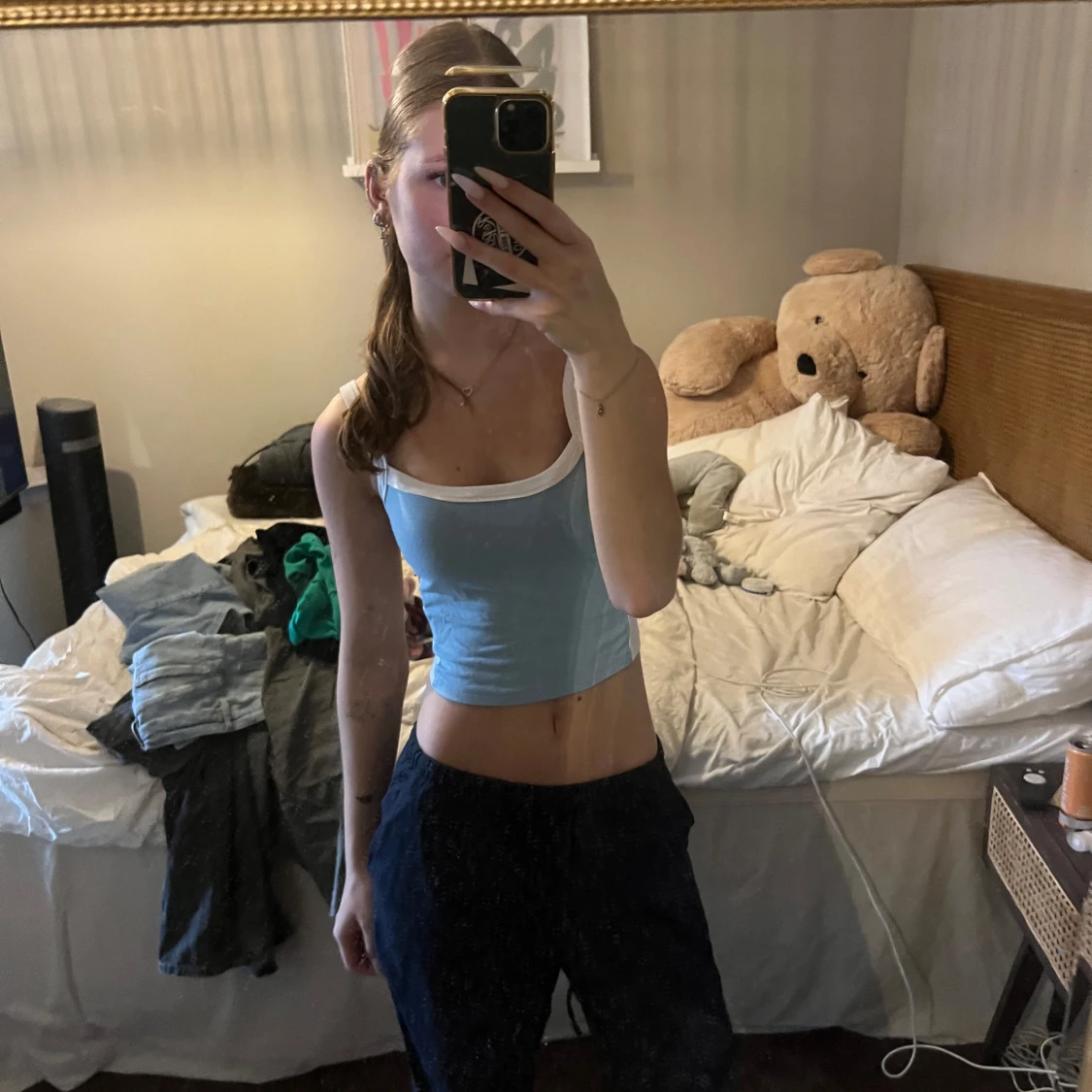 Ljusblå croppad linnetopp med vita kanter