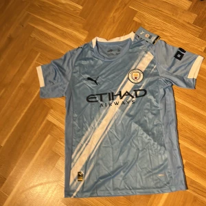 Manchester City inspirerad  matchtröja S - Helt ny, manchester city tröja hemma 25/26
