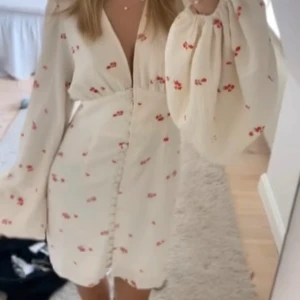 Adoore Florence klänning! - Säljer min fina adooreklänning! Vit med röda små blommor på😍 endast använd ett fåtal gånger.