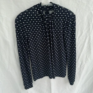 Blå blus med vita prickar - Blå blus med vita prickar. Bra skick.
