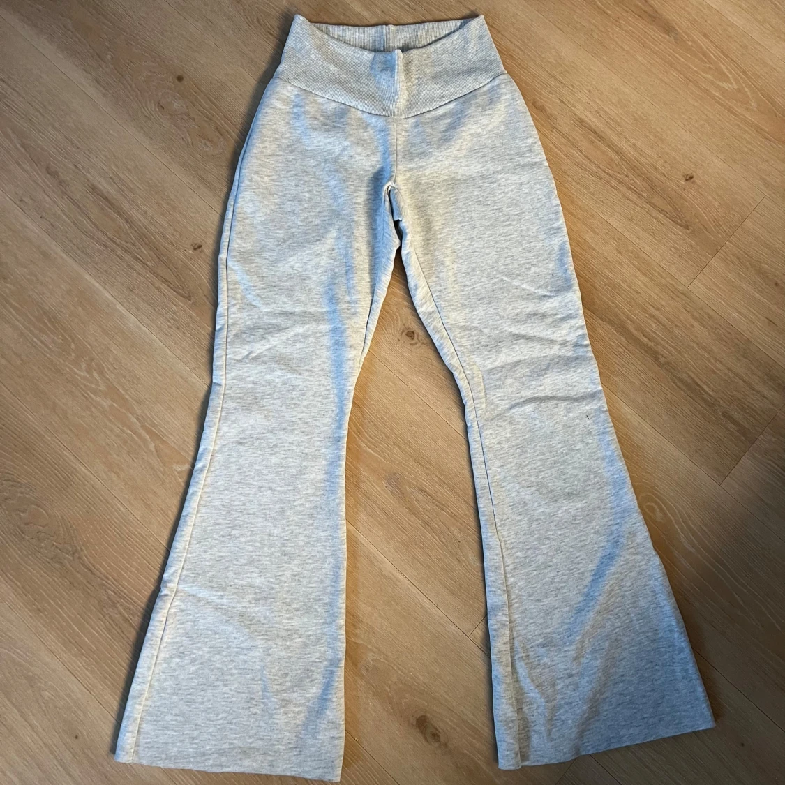 Ljusgrå bootcut mjukisbyxor