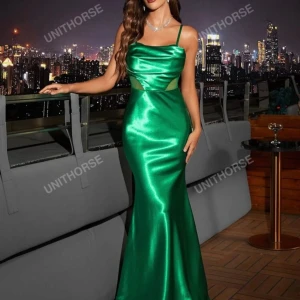 Grön lång satinklänning Stl: Small - Snygg grön långklänning i satin med smala axelband och draperad urringning. Klänningen har figurnära passform. Perfekt för bal eller festkvällar. Använd endast en gång på en bröllops fest