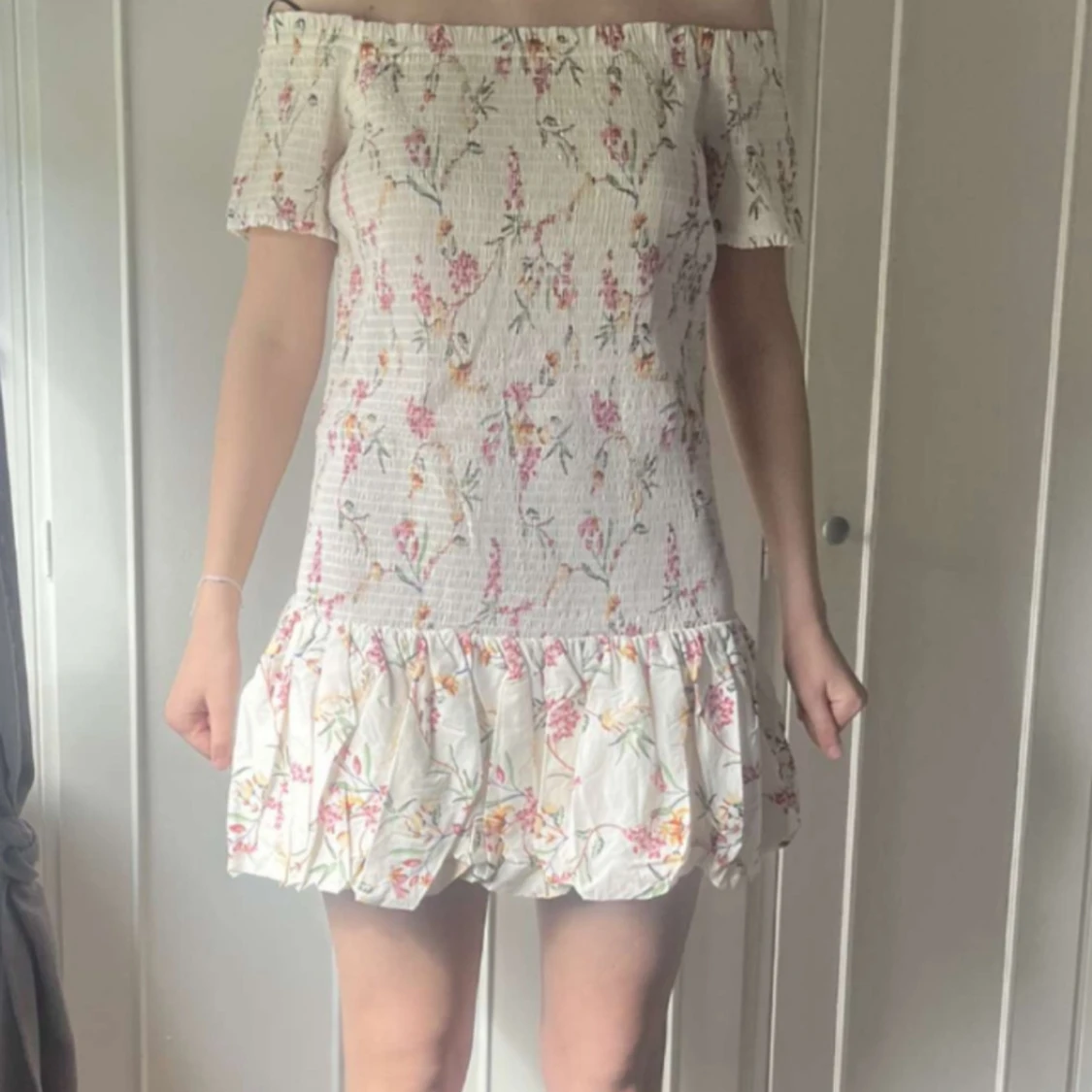 Offshoulder blommig kortklänning