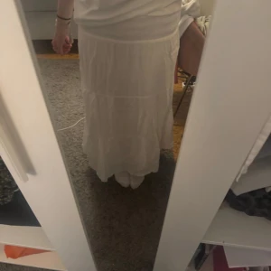 Vit långkjol från Gina Tricot - Säljer en vit långkjol från Gina Tricot super fin nu till sommaren😘😘