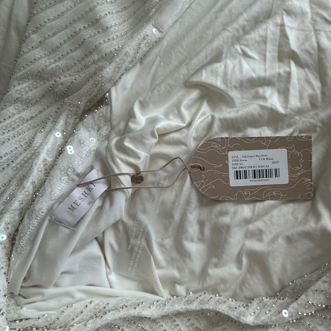 Vit paljettklänning med öppen rygg  - 4