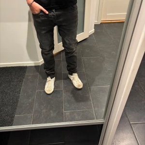 Neuw jeans  - Säljer dessa jeans ifrån Neuw i riktigt bra skick. I moddel Lou slim storlek 31 32. Vid fler frågor hör gärna av dig.