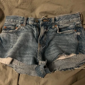low waist jeans shorts - Snygga blå jeansshorts från Gina Tricot. Shortsen var från början lågmidjade jeans men har klippt de till shorts istället för ett bra tag sen. 